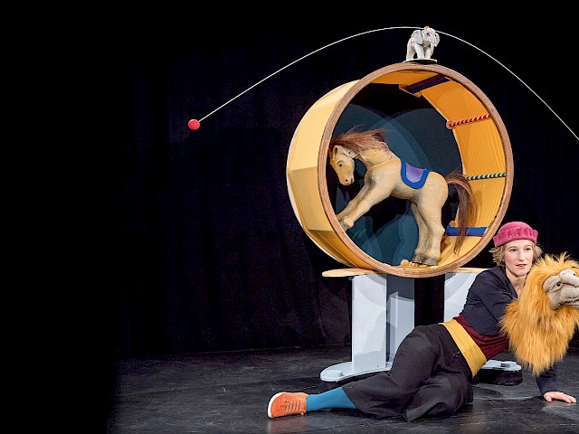 Szenenfoto aus: Das Karussel, Theater Miamou